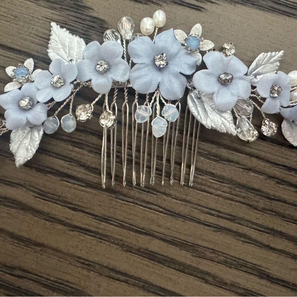 Elegant Silver Floral Hair Comb
